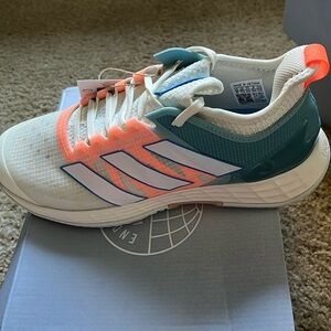 Nib adizero ubersonic 4 M Parl tennis sneaker.
